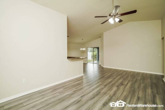 Building Photo - Ten Oaks 4 BR Available Now!