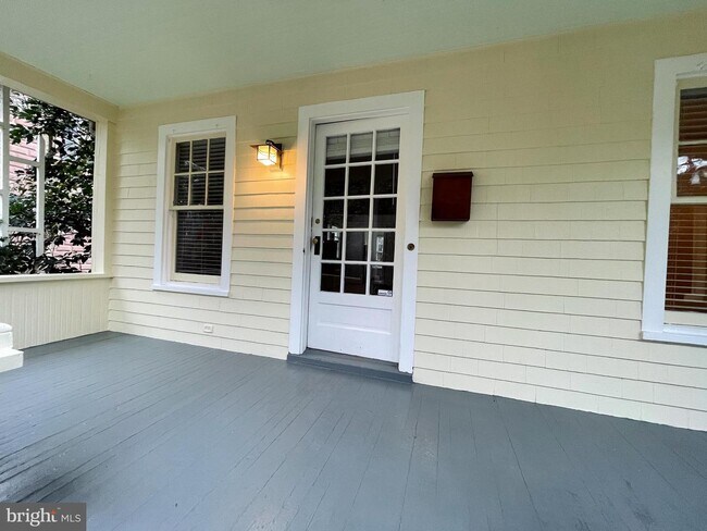 Foto del edificio - 5350 MacArthur Blvd NW