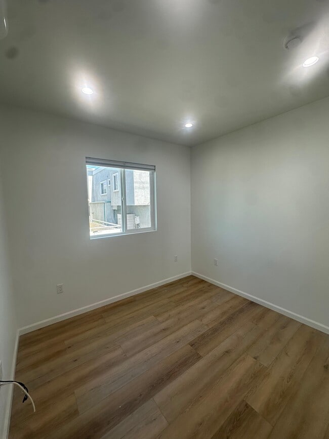 Building Photo - 709 E Magnolia Blvd