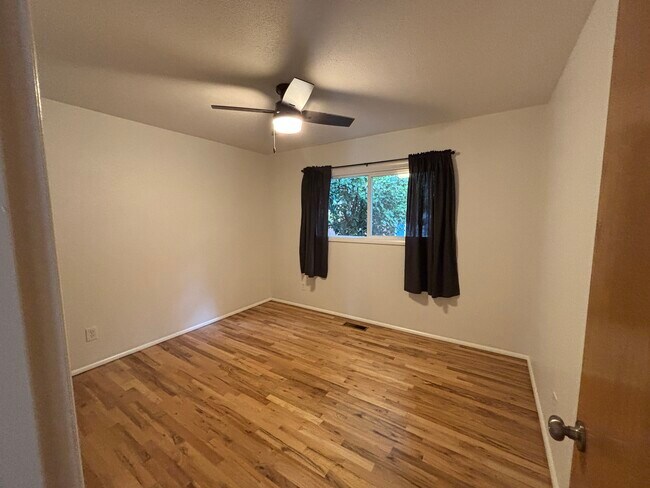 Foto del edificio - 7912 N Dwight Ave