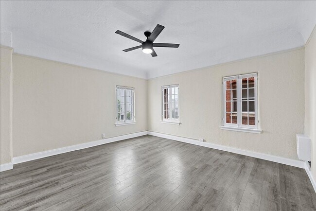 Building Photo - Beautiful One Bedroom Apartment! Minutes f...