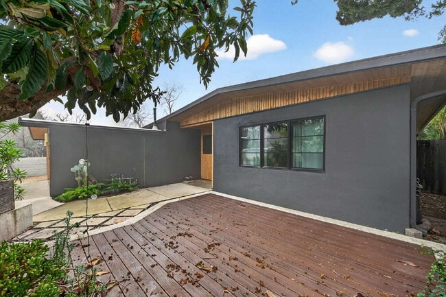 Foto del edificio - Not your average Davis rental.