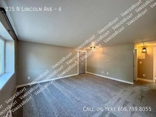 Building Photo - Renovated 2 Bedroom In Canton!