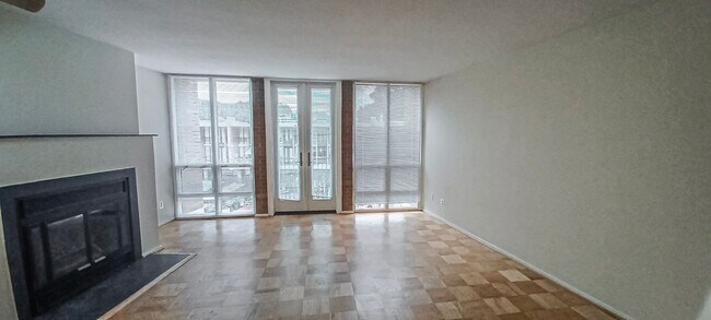 Foto del edificio - Cozy 1 Bed 1 Bath Unit With Gorgeous Views In Historic Lake Anne Of Reston