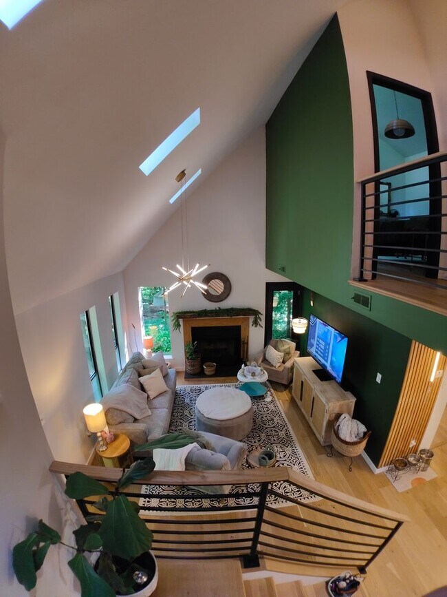 Foto del edificio - Updated Two bedroom Contemporary with huge...