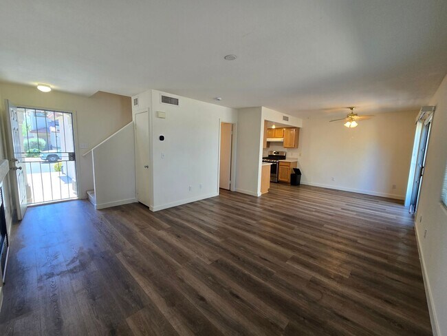 Foto del edificio - A FABULOUS 3 Bedroom home in desirable Silverado Ranch!