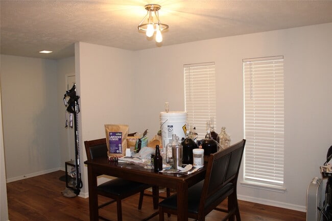 Building Photo - 819 Walbrook Dr