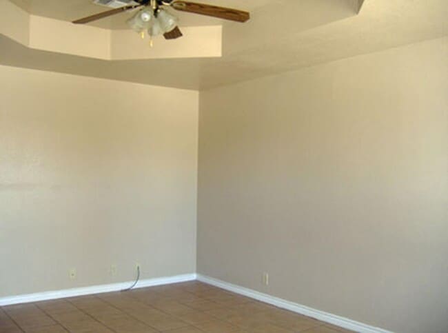 Building Photo - 817 E Gutierrez St