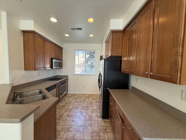Foto del edificio - 2-story 4bed 2.5bath home available in Nor...