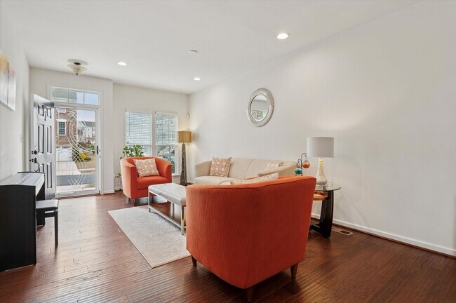 Building Photo - Stunning Town Home in Pike Creek