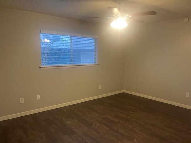 Foto del edificio - 5607 Sunshine Dr