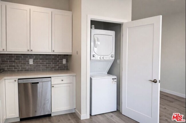 Foto del edificio - 6140 W 74th St