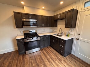 Building Photo - 1028 W King St