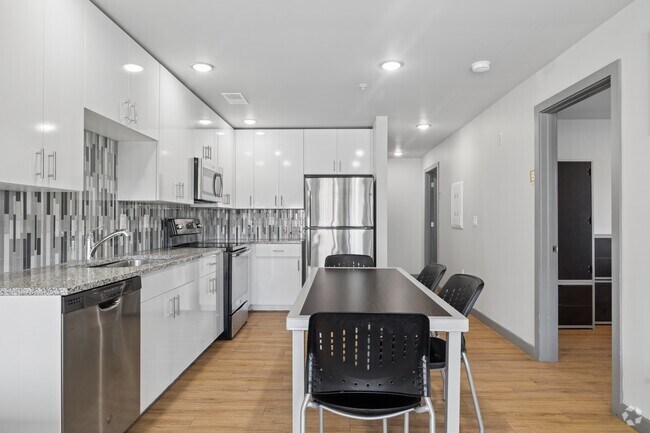 3 habitaciones, 2 baños - 850 pies cuadrados - Comedor - Smile Student Living - 615 S Wright