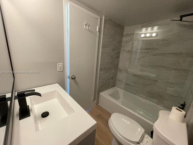 Foto del edificio - 2350 NE 135th St