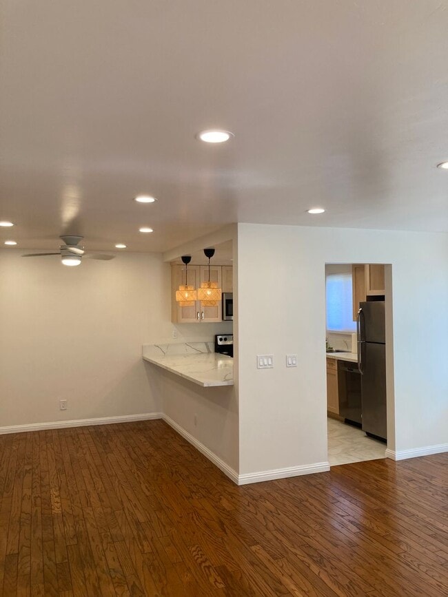 Building Photo - Spacious Tierresanta Condo with Garage!