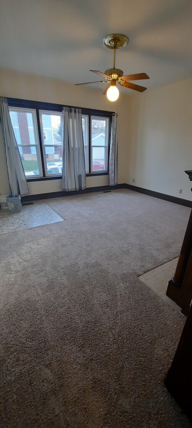 large living, 4 large window - 1850 Lincoln Ave