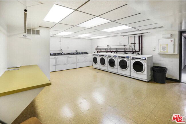Foto del edificio - 320 E Stocker St