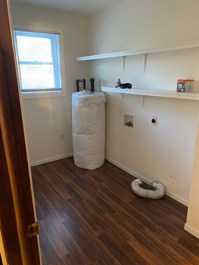 Foto del edificio - Available Now!!