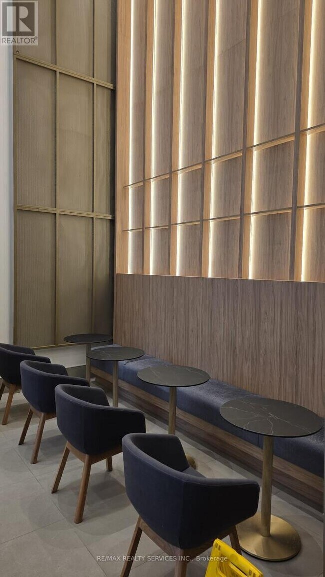 Photo du bâtiment - 430 Square One Dr