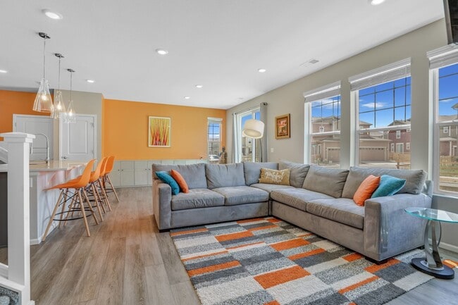 Building Photo - Beautiful Executive Townhome in Great Loca...
