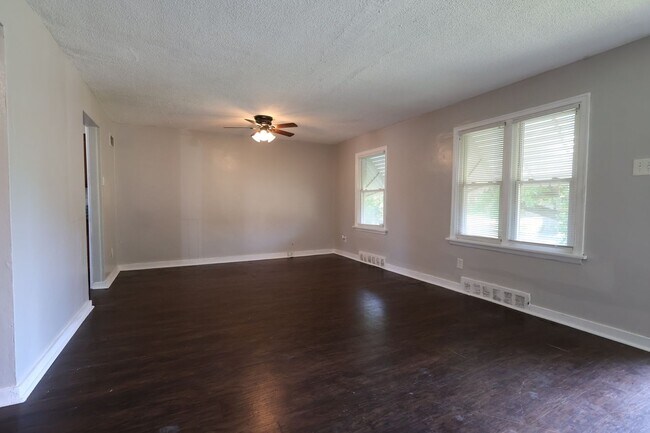 Building Photo - 4 Bed 2 FULL Bath in Ferguson