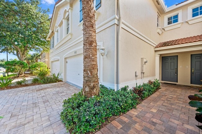 Building Photo - 4205 Bamboo Palm Ct