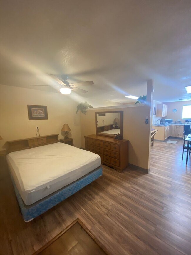 Foto del edificio - Adorable studio with large garage and work shop area