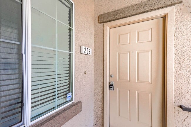 Building Photo - 3 Bed, 2 Bath, 1 Car Aliante Condo