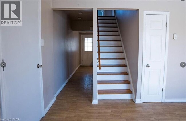 Photo du bâtiment - 250 Highland Rd W