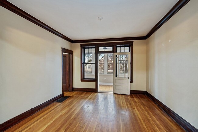 Building Photo - 2526 W Eastwood Ave