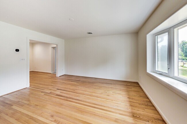 Foto del edificio - 5 Bed / 3 Bath / deep lot/ 2 driveways and...