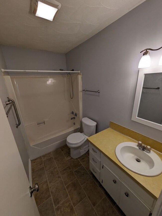 Building Photo - 2BD/1BA Duplex in Hickory, NC