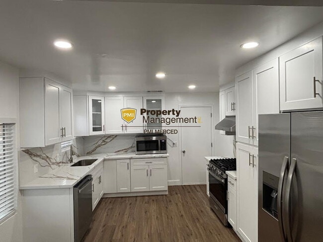 Building Photo - Coming Soon! Newly remodeled 2 bedroom duplex for $1900