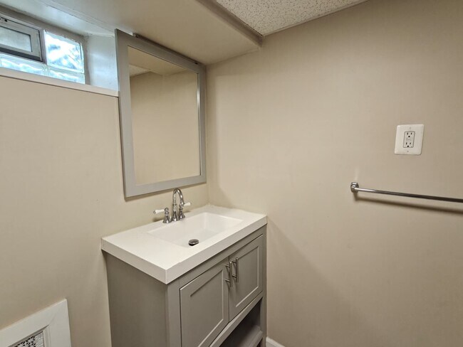 Foto del edificio - 6766 Blakemore St