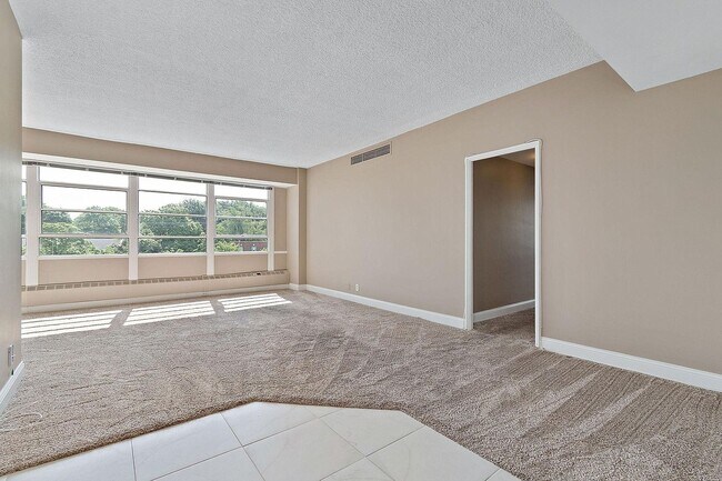 Foto del edificio - 333 W Meyer Blvd