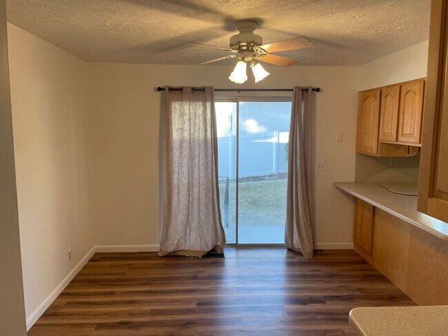 Foto del edificio - Spacious 5-Bedroom Home Near Little Cotton...