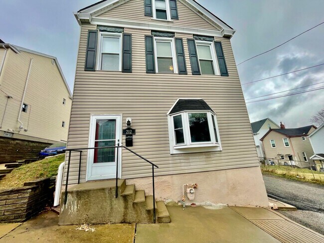 Building Photo - Must See! - 3 Bedroom 2 Bathroom - Pittsburgh