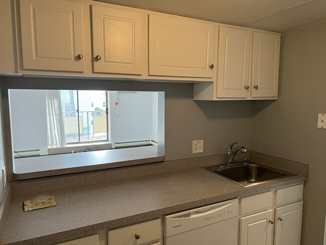 Kitchen w breakfast bar - 303 Lowell St