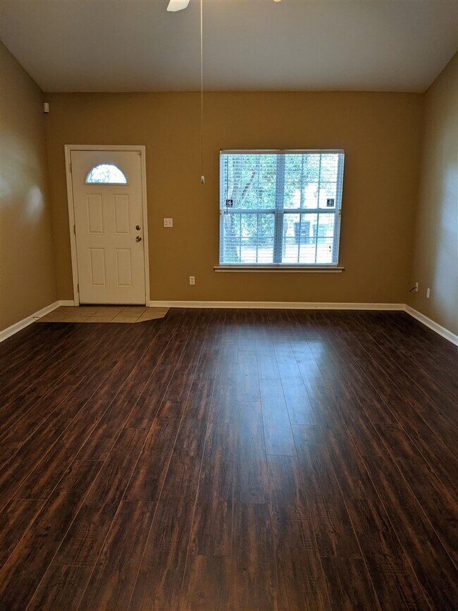 Building Photo - 2878 Lakeshore Dr