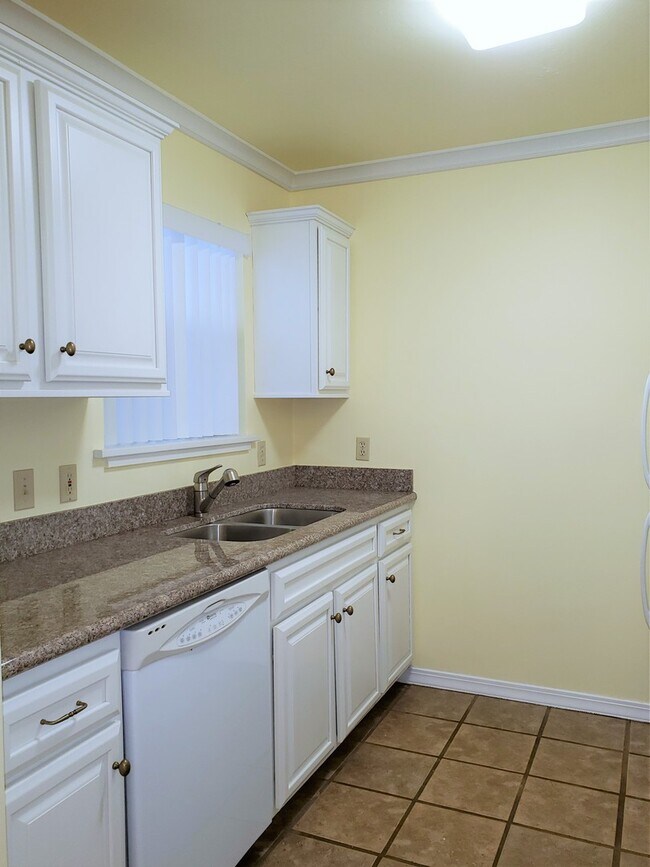 Building Photo - FOR RENT. 1 bedroom 1 bathroom condo first...