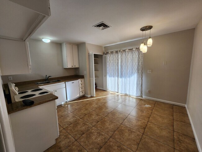 Foto del edificio - Beautiful home with granite slab counters