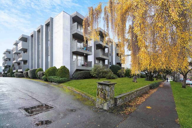 Building Photo - Michigan Court Apartments