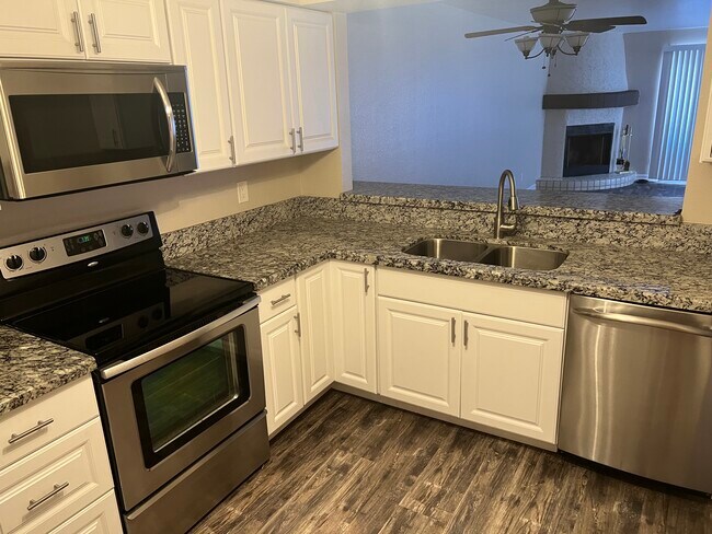 Building Photo - 1316 E Marny Rd