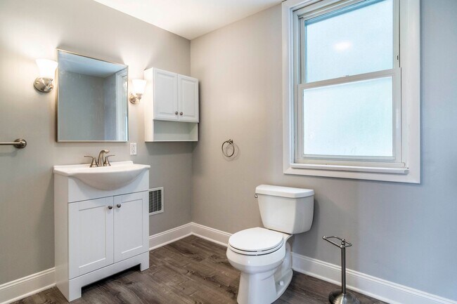 Building Photo - Stunning 4 bedroom home in Beechview available August 1!