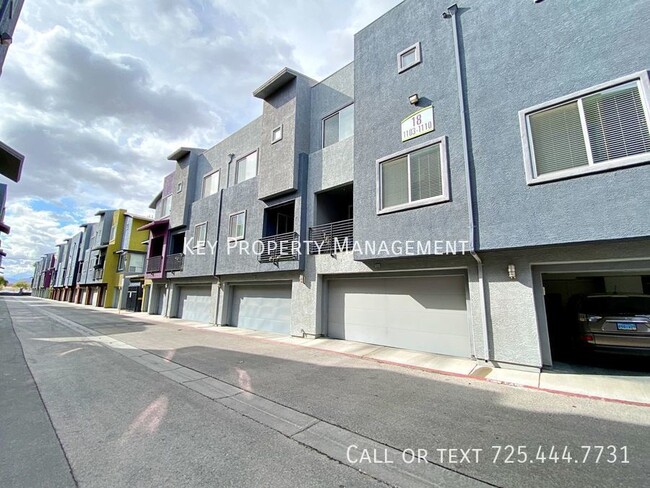 Foto del edificio - 3 BEDROOM 4 BATH UPGRADED TOWNHOME WITH 2 ...