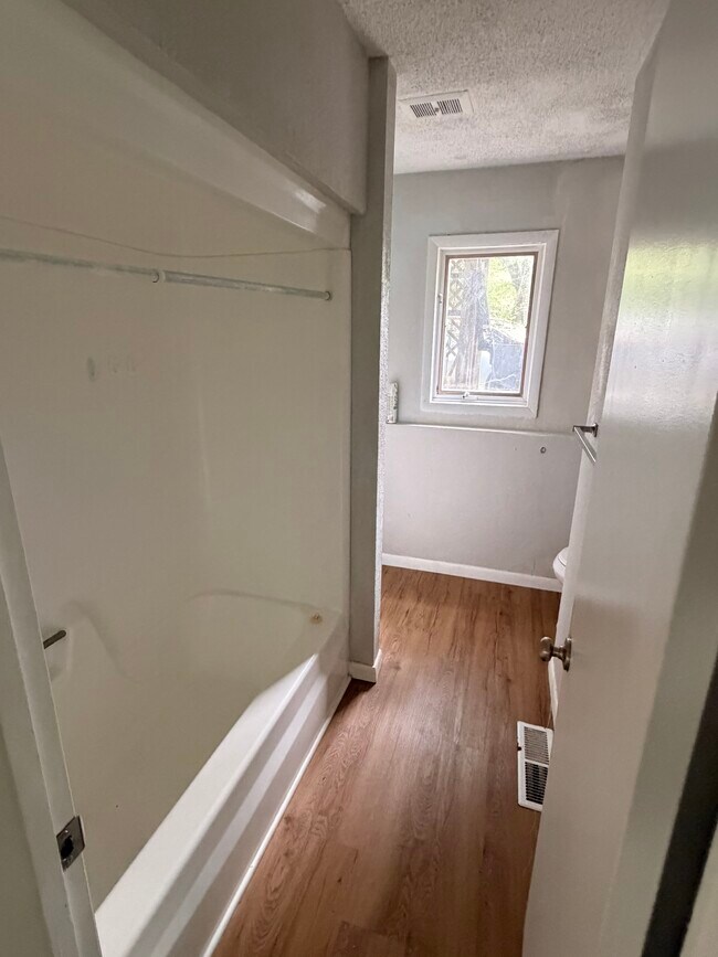 Building Photo - 1206 Treetop unit B