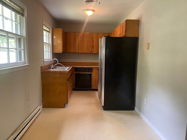 Foto del edificio - Spacious 3 BD, 1.5 BA Rancher off Brook Road Available in July