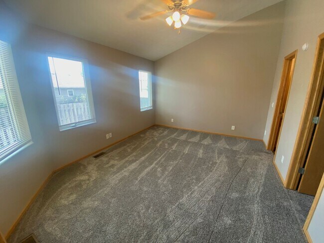 Foto del edificio - 3 Bedroom and 3 Bathroom Duplex. Available...