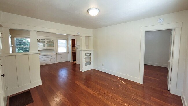 Foto del edificio - Coming Soon! 1 Bed 1 Bath Charming Craftsman Cottage